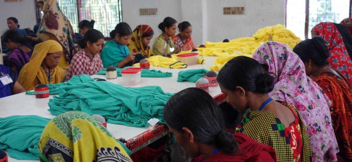 Children involved in Indian shoes manufacturing process DSC02129